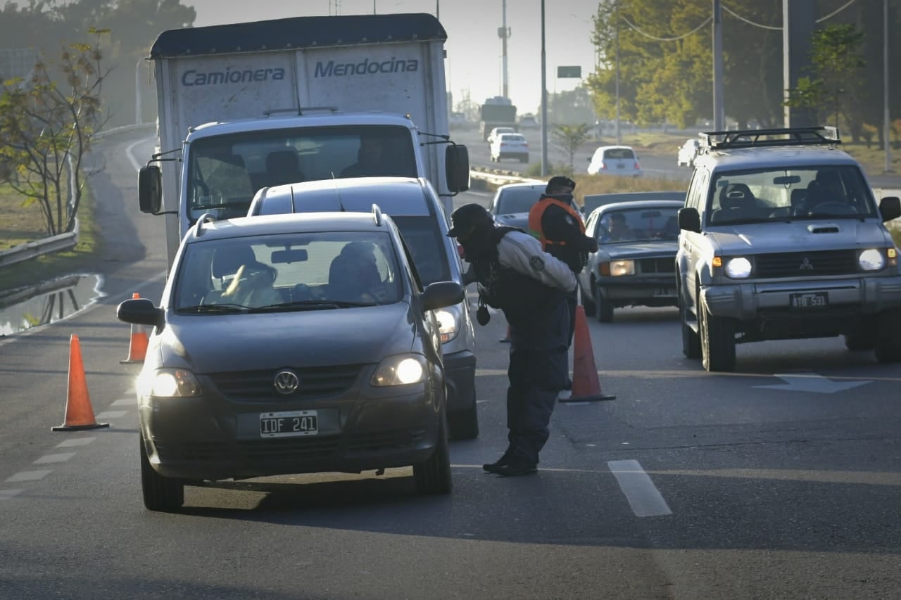 Controles en Mendoza por la vuelta a estrictas restricciones. Orlando Pelichotti / Los Andes