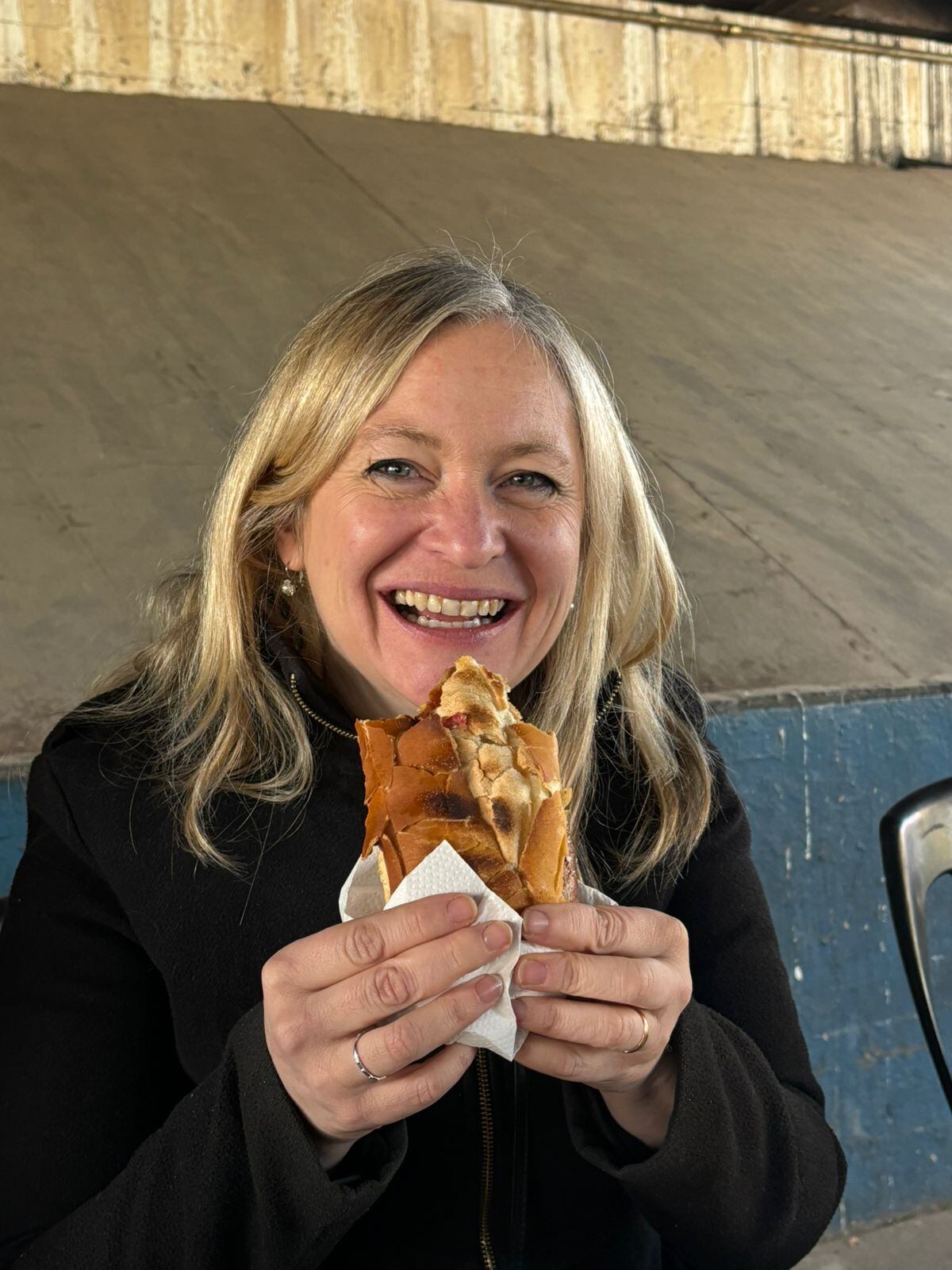 La vicegobernadora Hebe Casado comiendo un choripán.