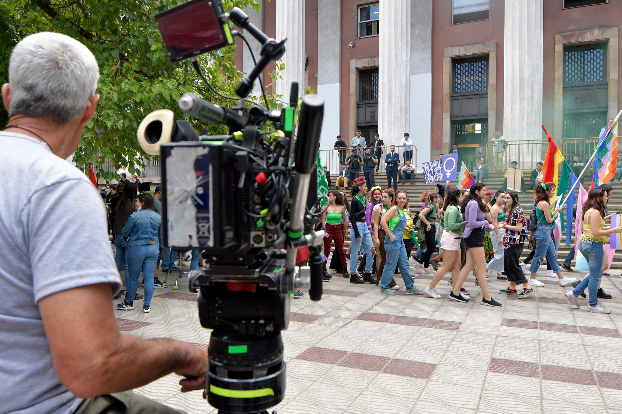 22 Marzo Mendoza Sociedad
Filman película en Mendoza

Los actores Benjamín Vicuña y Laurita Fernández continúan rodando el film “ SOS Papá al rescate”.

Esta mañana es el turno del Poder Judicial, donde se filmaron algunas escenas en medio de transeúntes y curiosos que se detienen a observar y tomar fotografías. Incluso se colocaron sillas para quienes deseen permanecer. El rodaje, no obstante, generó algunos inconvenientes en el tránsito debido a que debieron cortarse algunas calles aledañas.

 Foto: Orlando Pelichotti / Los Andes