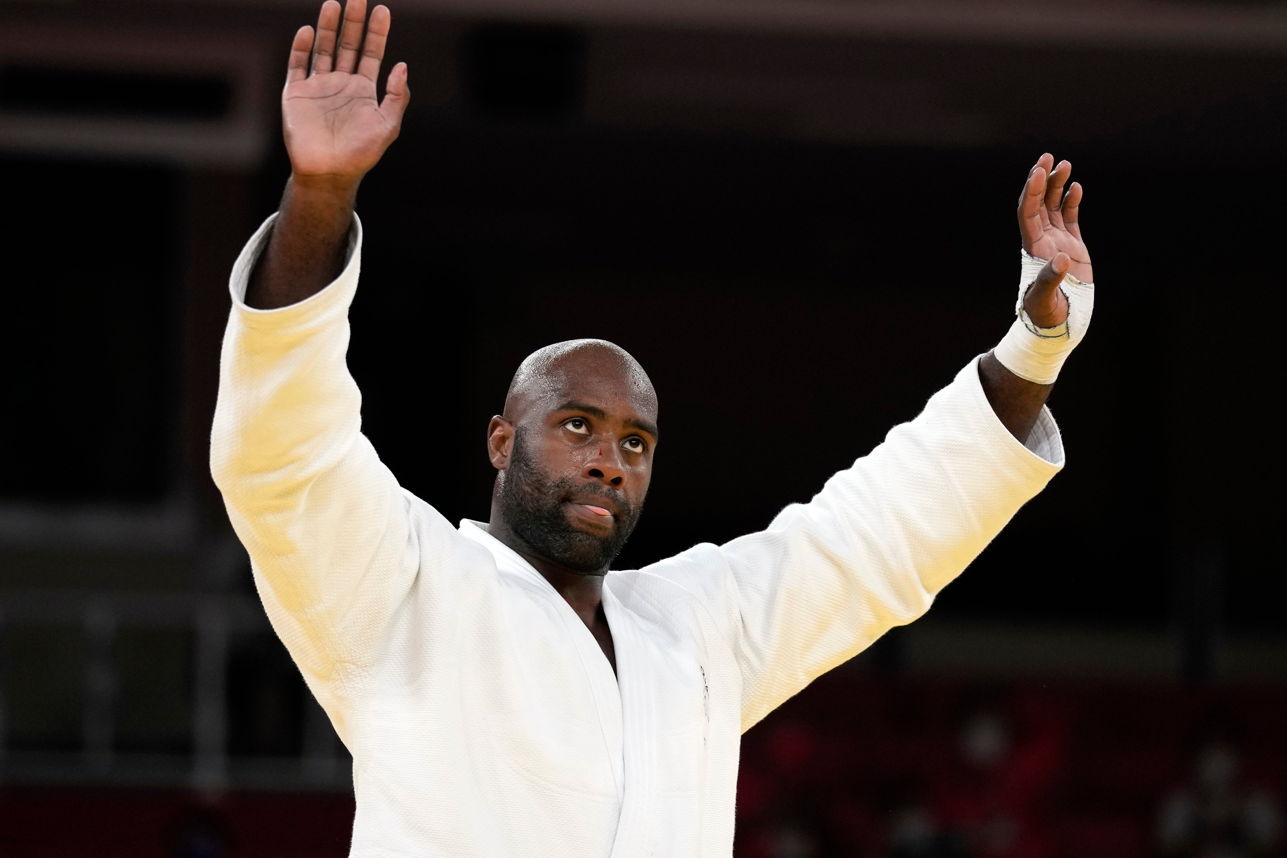 ARCHIVO - El francés Teddy Riner saluda tras su victoria en el combate por la medalla de bronce de los Juegos Olímpicos de Tokio, el 30 de julio de 2021, en Tokio. (AP Foto/Vincent Thian)