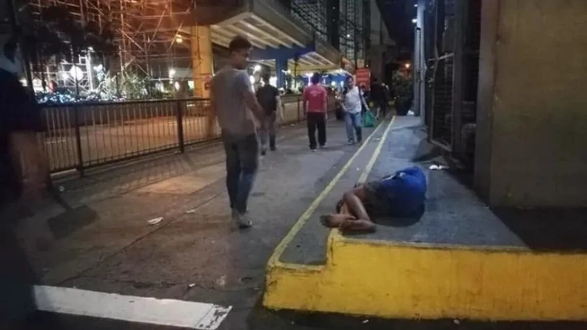 Un nene que duerme en la calle junto a su perro. Foto: Web