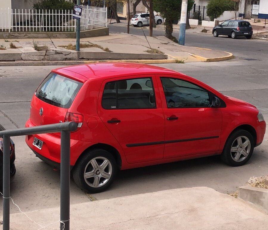 El auto robado en Villa Hipódromo. Captura: X / @MATIPASCUALETTI