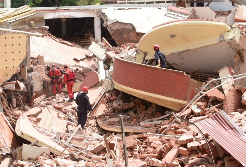 Impactantes imágenes del derrumbe del edificio en Villa Gesell.