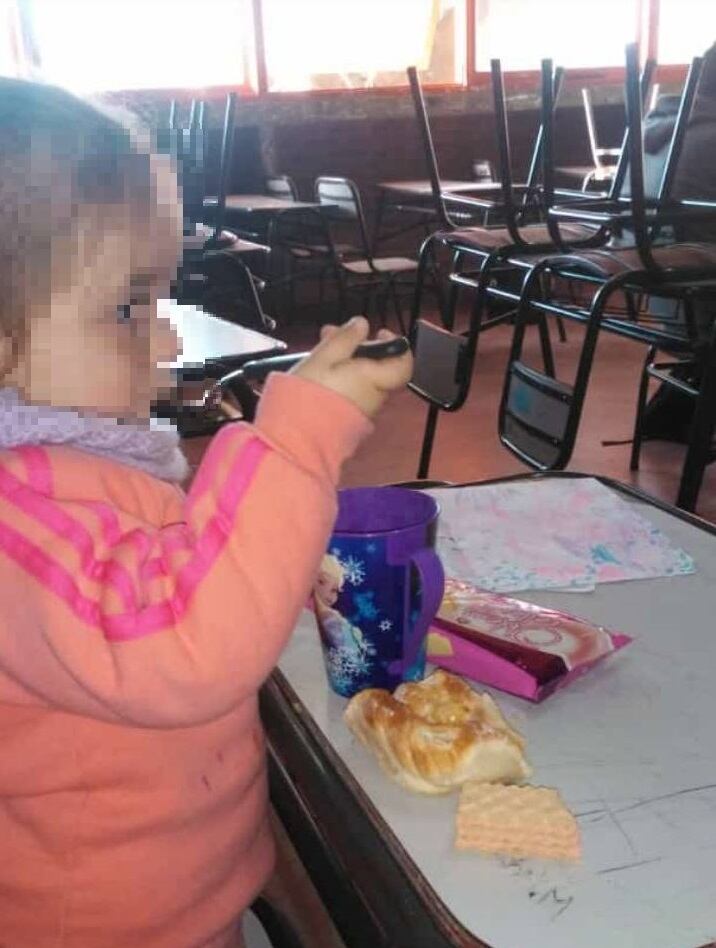 La foto que subió una compañera de la nena en la escuela desayunando. 