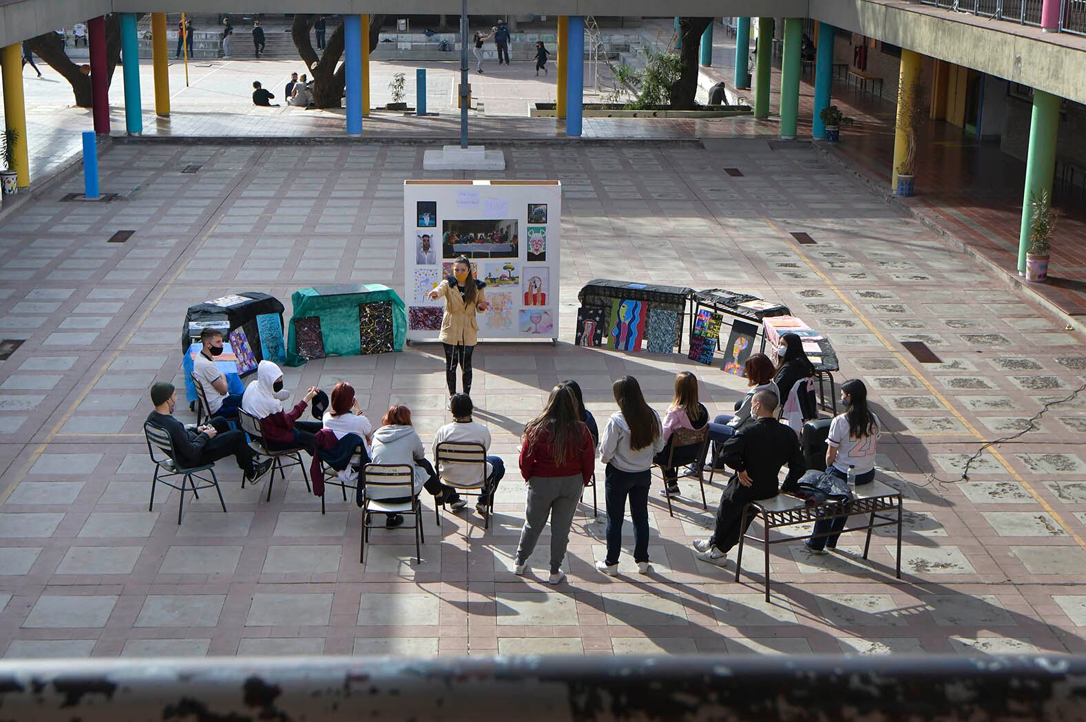 Presentación de las obras realizadas para la clase de arte, a cargo de la docente Marianela. En el patio estamos más libres, nos dicen felices. 
Foto: Orlando Pelichotti