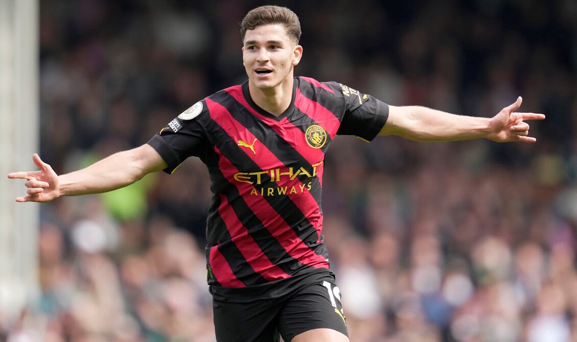 Álvarez y otro golazo con la remera del City (Foto: AP).