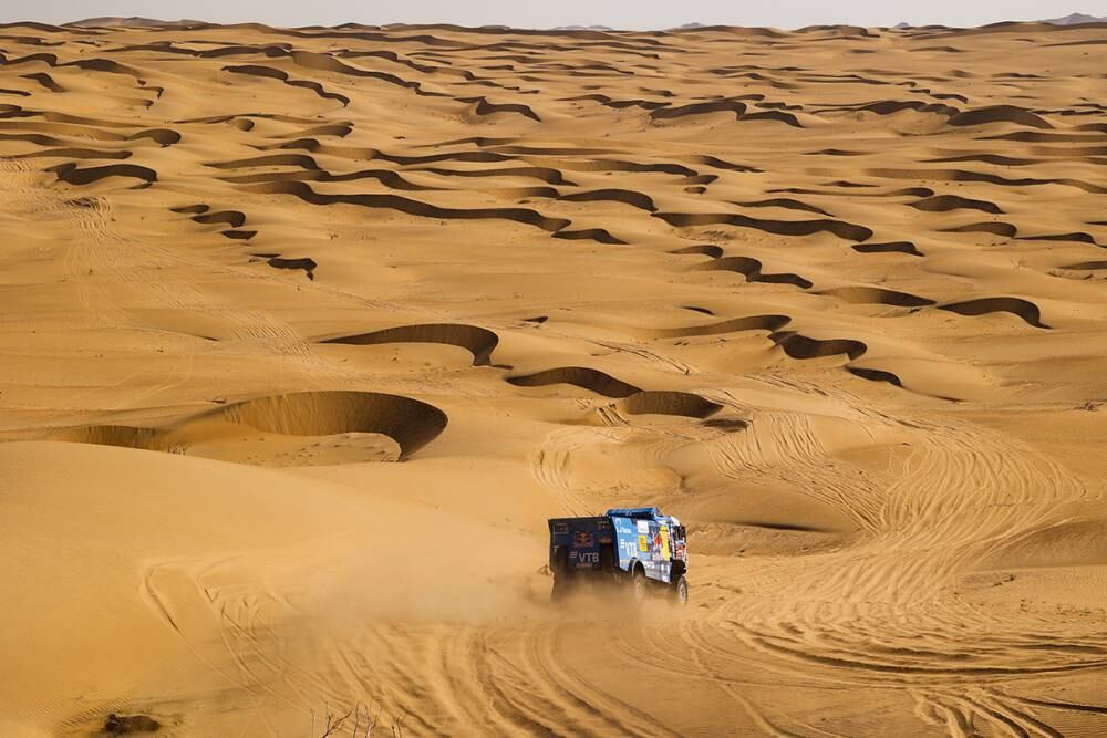 Uno de los camiones recorre un "mar" de arena en el desierto de Arabia Saudita.