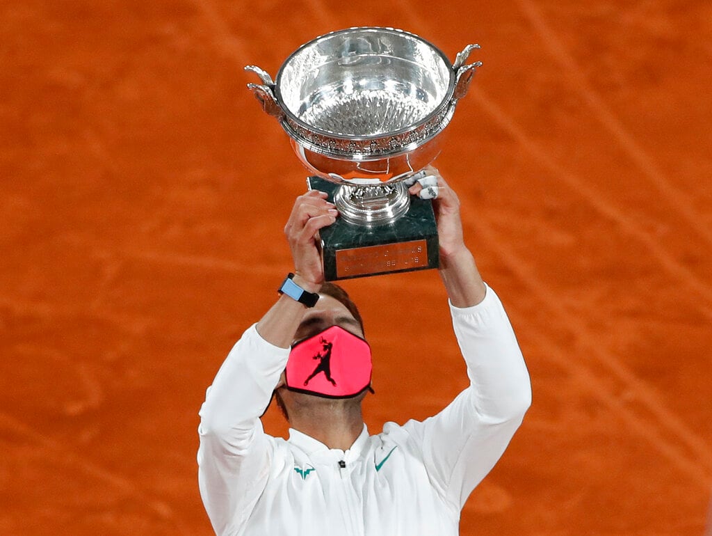 El español levanta el trofeo después de ganar el partido final del Abierto de Francia contra Djokovic en tres sets.