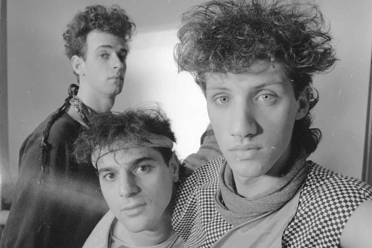 Gustavo Cerati, Zeta Bosio y Charly Alberti, en la época del lanzamiento del primer álbum de Soda Stereo. (X/@sodastereo).