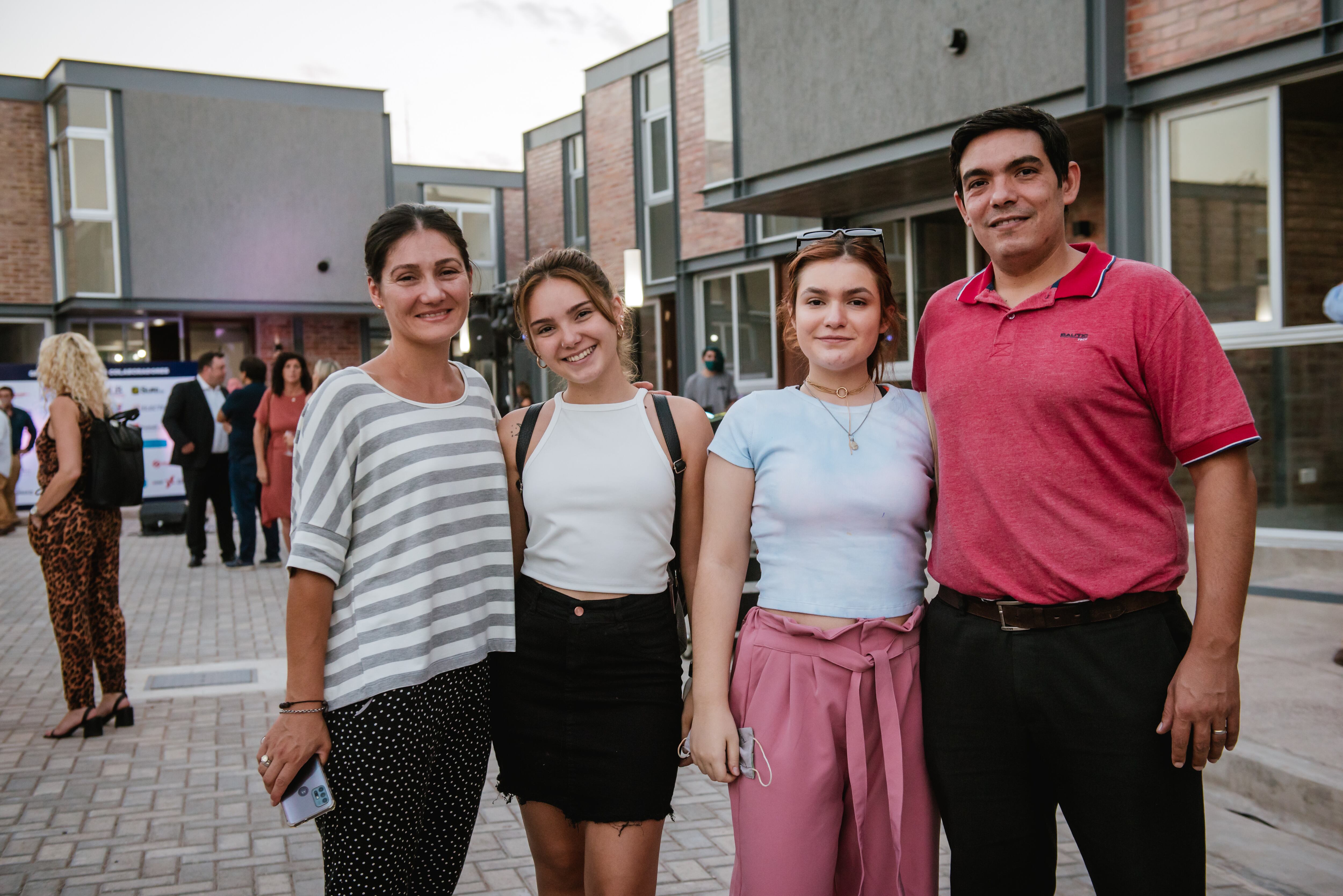 La familia González conoció las unidades de Gardens Plaza. 