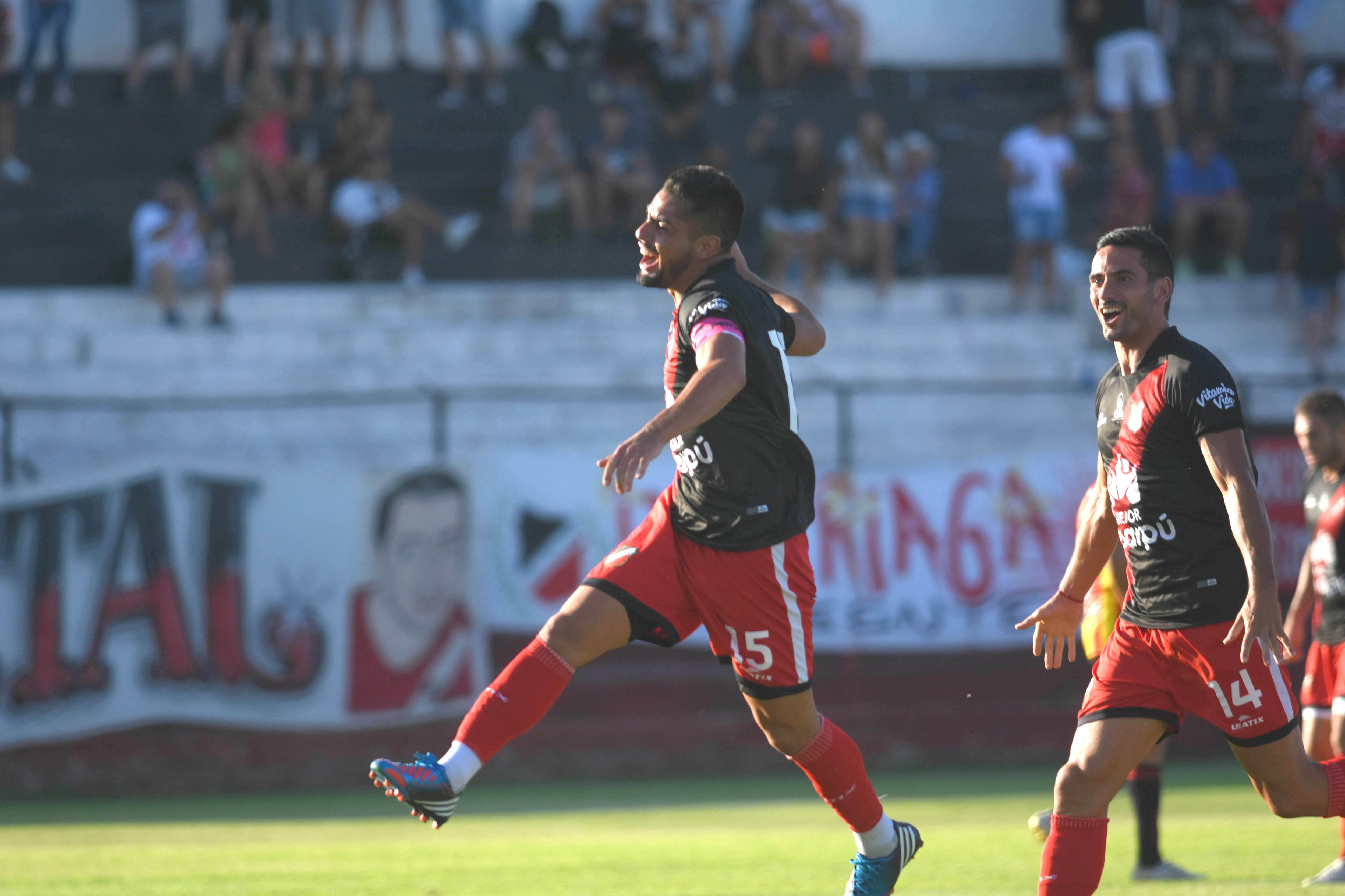 Luis Daher festeja el segundo gol de Maipú frente a Sarmiento. De fondo, los hinchas celebrando. Foto: José Gutierrez / Los Andes