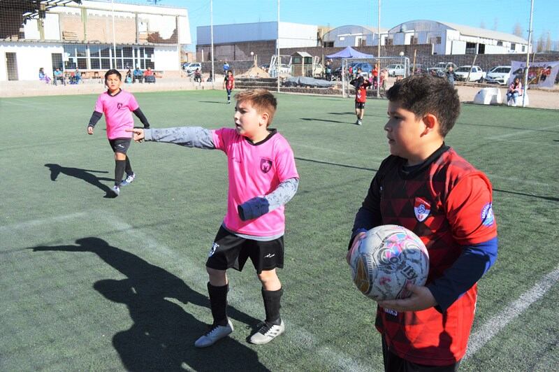 Niños felices y a puro gol y amistad en la Liga Formativa de Fútbol. / Gentileza.