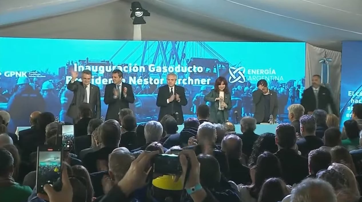 Agustín Rossi, Sergio Massa, Alberto Fernández, Cristina Kirchner y Axel Kicillof durante el acto de inauguración del gasoducto Presidente Néstor Kirchner. Foto: Captura transmisión