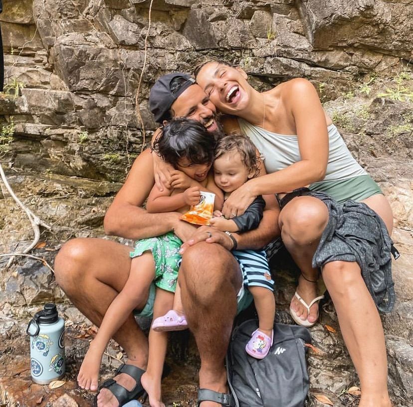 Son mendocinos, viven en América del Norte y “pausaron” todo para recorrer el continente en una casa rodante. Foto: Instagram @persiguiendocaminos