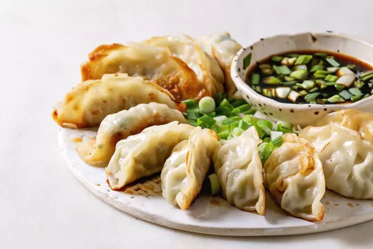 qué son y cómo se preparan las gyozas, playto típico japonés