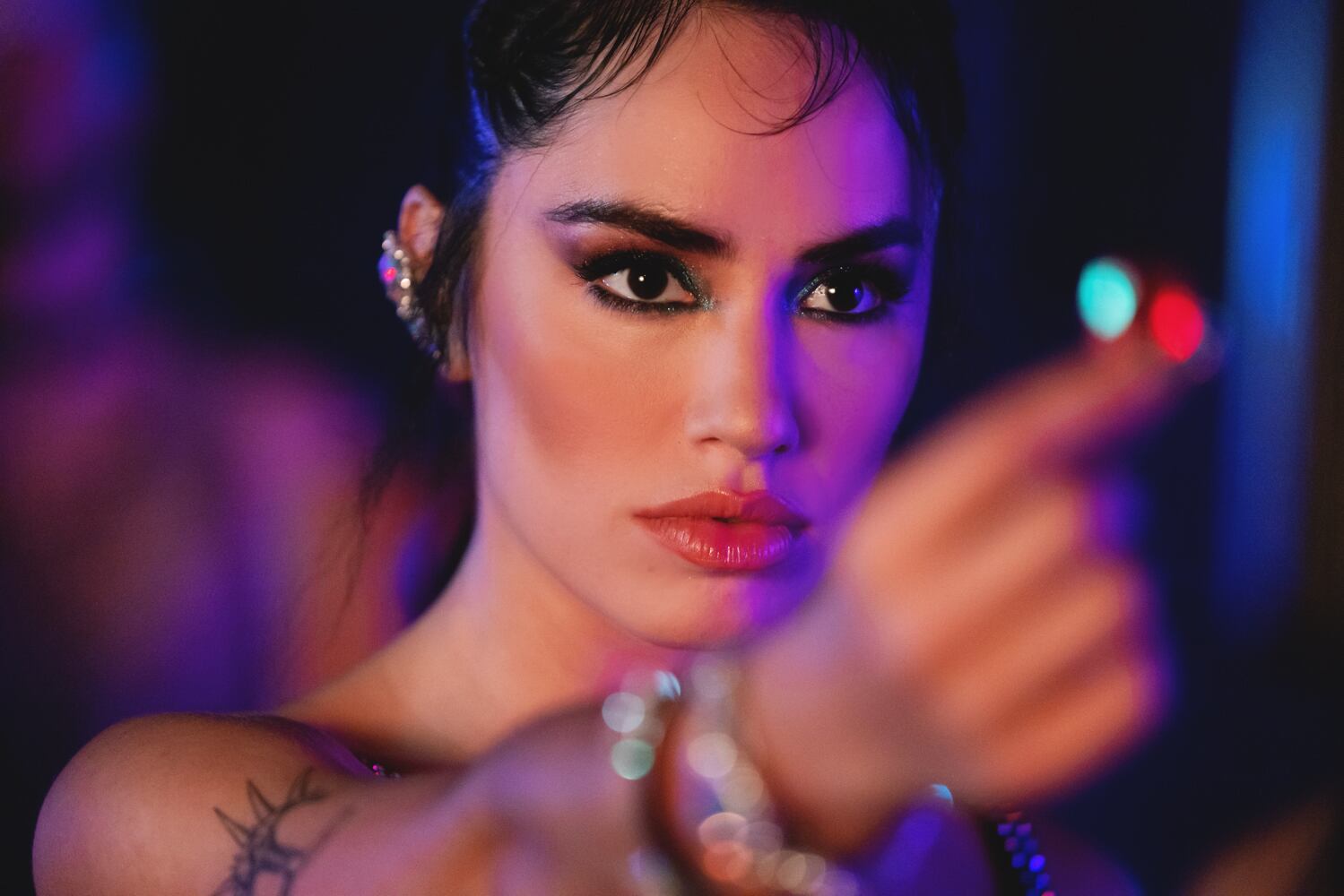 Lali Espósito, en el clip de "Cómprame un brishito". (Sony Music)