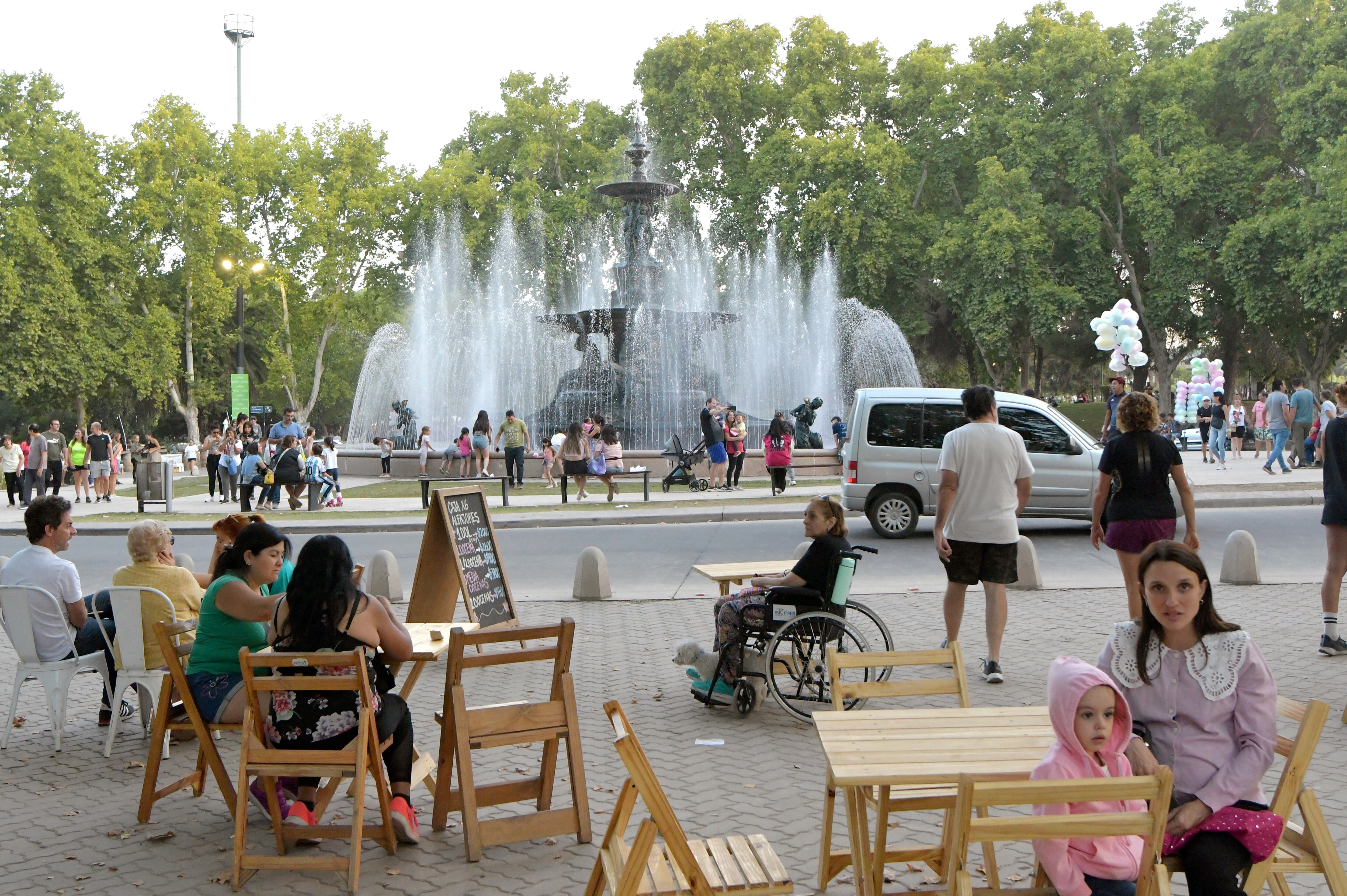 La ola de calor sigue en Mendoza y de seguir los pronósticos, al menos hasta el sábado no planea despedirse. Foto: Orlando Pelichotti