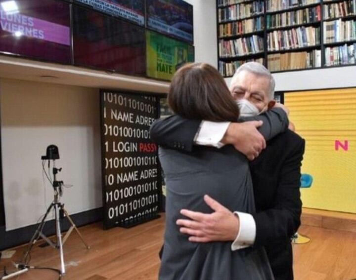 Los periodistas se reencontraron y se dieron un emotivo abrazo. Foto: Gentileza