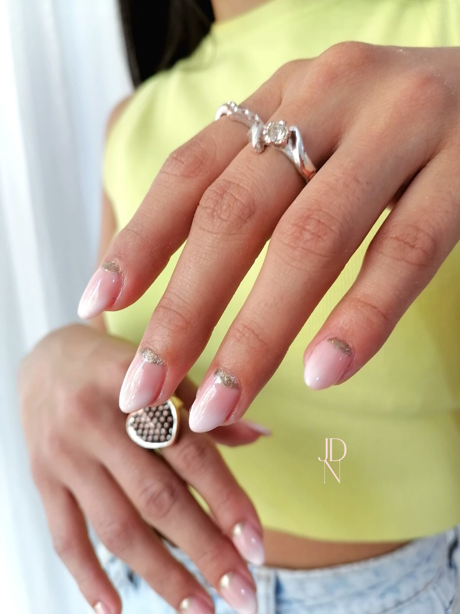 Uñas con efecto babyboomer y apliques de strass.