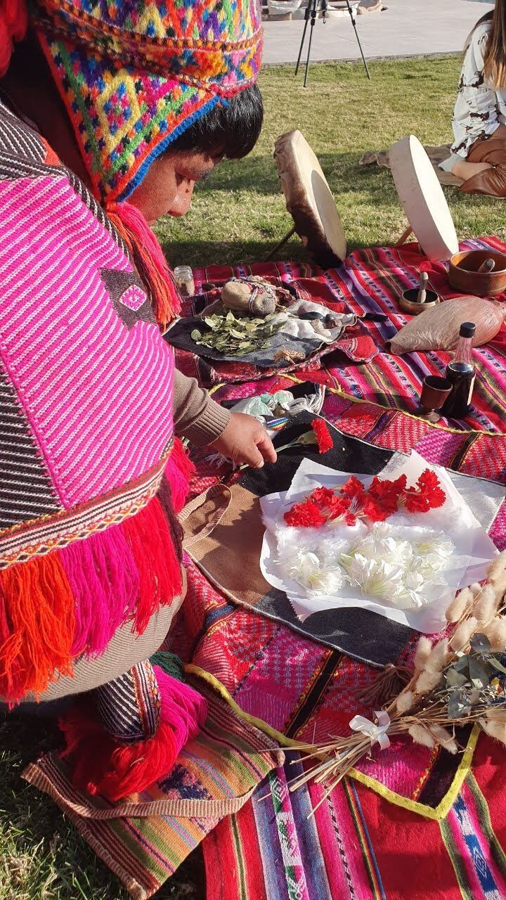 Jacinto Huaman Ccapa armando la mesa de ofrendas