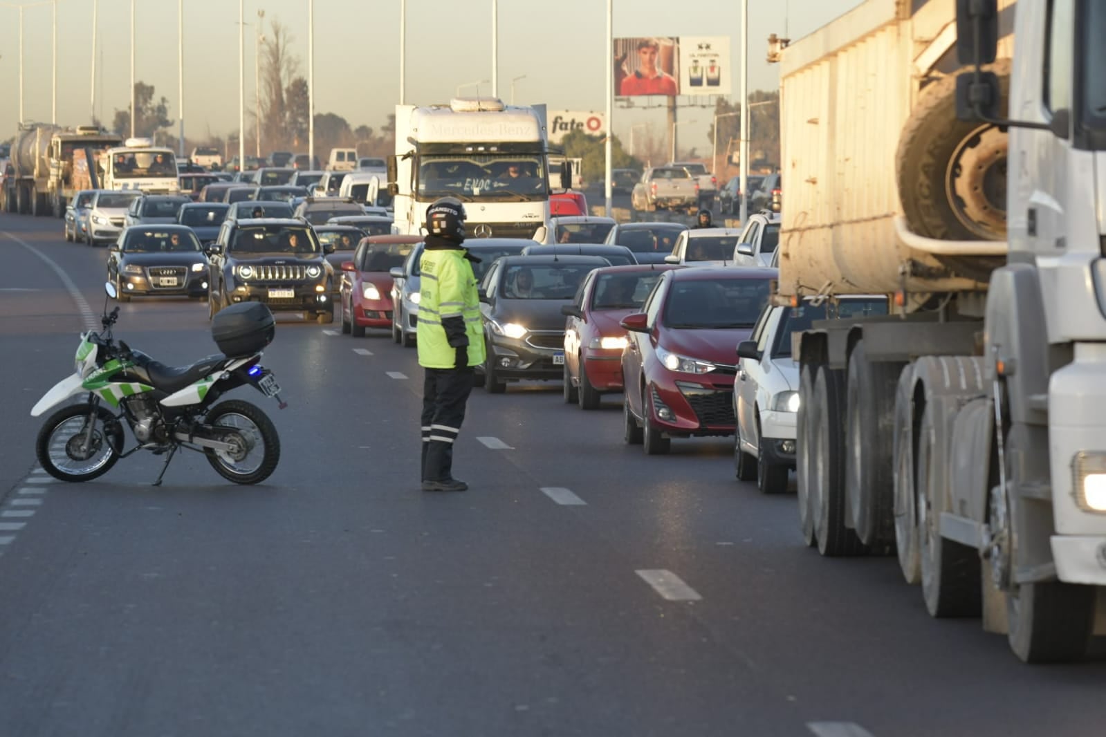 Impresionante choque en cadena en el Acceso Sur (Foto: Orlando Pelichotti / Los Andes)