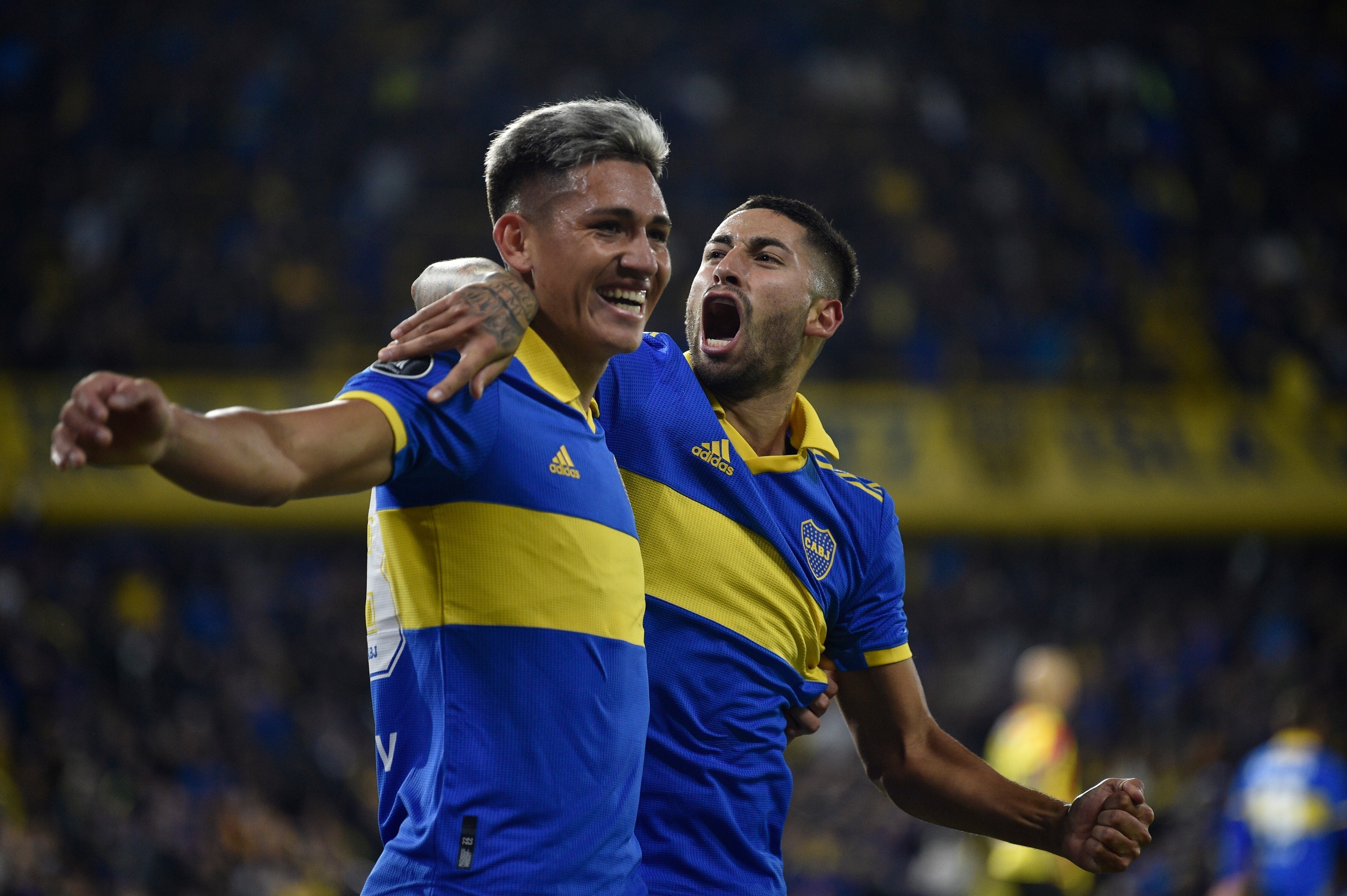 Alan Varela, de Boca Juniors de Argentina, festeja con su compañero Luis Vázquez tras anotar el segundo tanto ante Deportivo Pereira de Colombia en la Copa Libertadores, el martes 18 de abril de 2023 (AP Foto/Gustavo Garello)