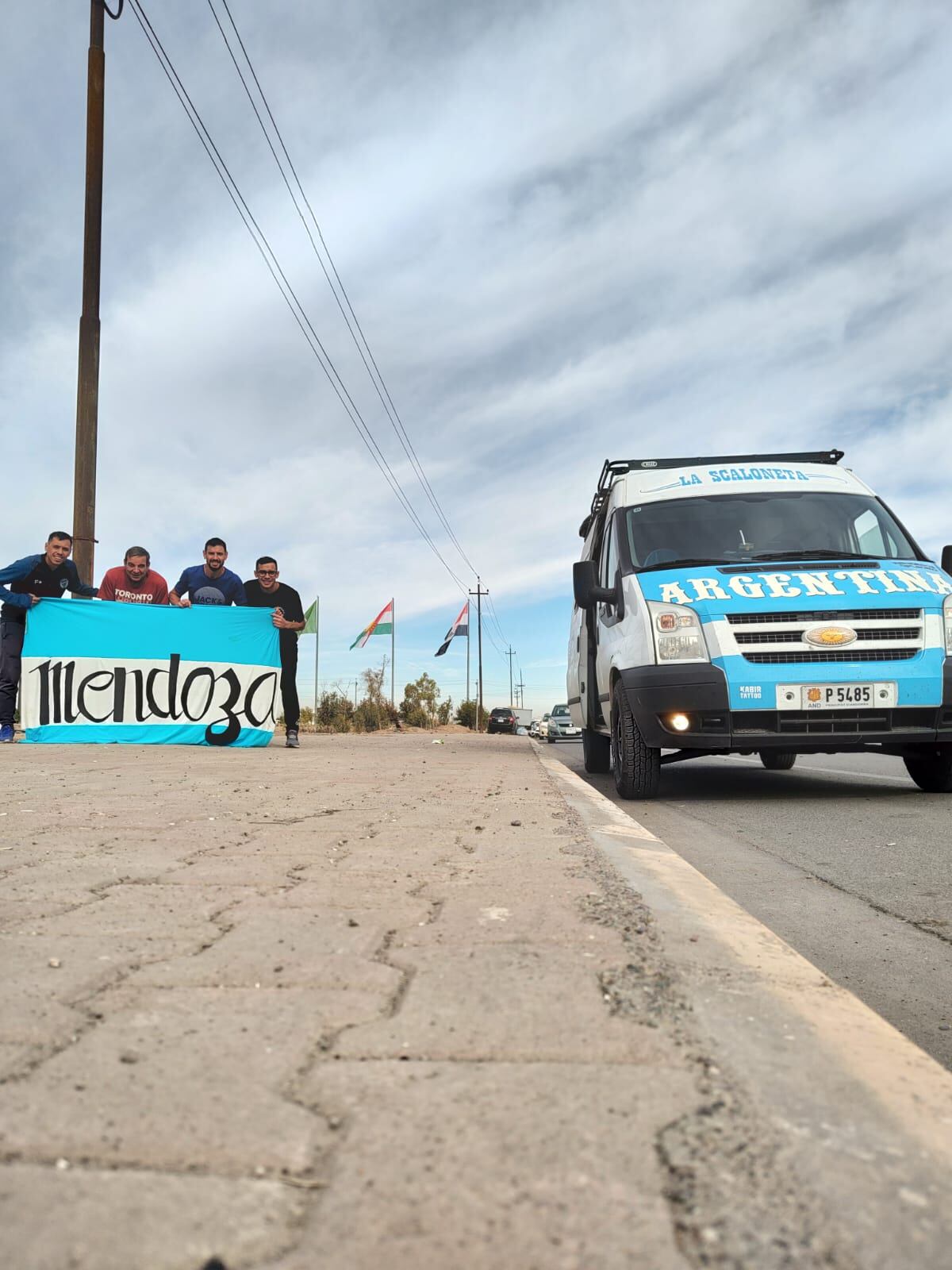 Mendoza junto a la "Scaloneta". La camioneta fue especialmente equipada por la familia Lolich para emprender el sueño del viaje a Qatar.