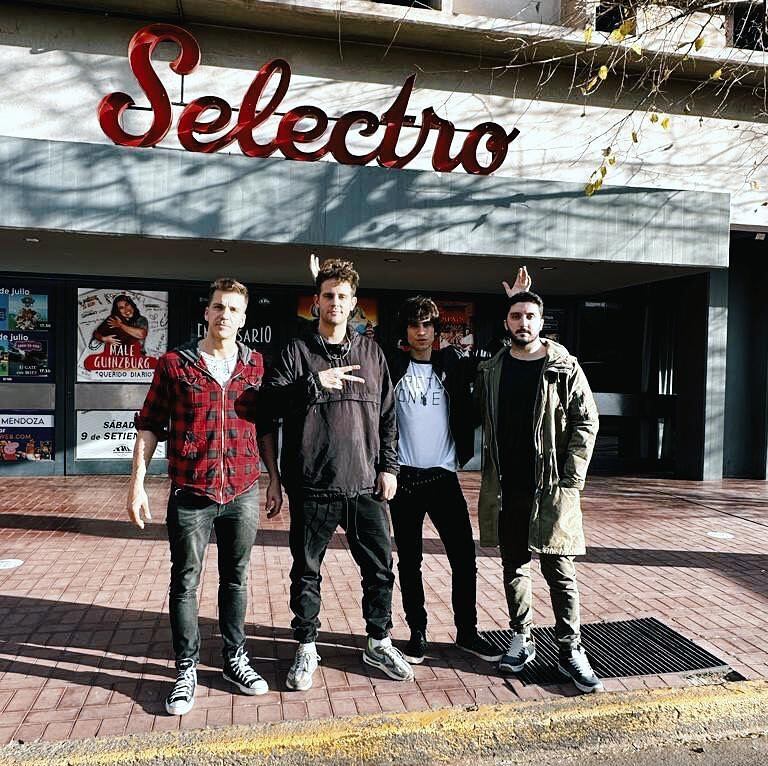 Guido Covini con su banda Parientes en el Teatro Selectro. Foto: Instagram.