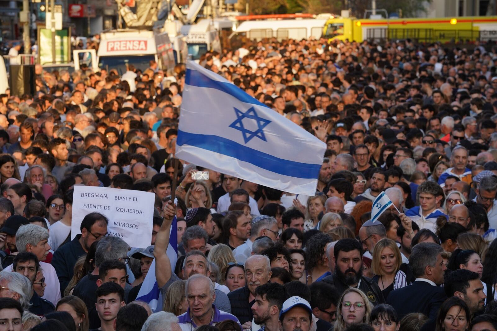 Miles de personas se pronunciaron por la paz y contra el terrorismo. Foto Clarín.