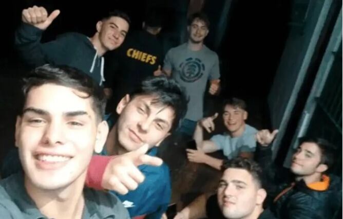 La selfie después del asesinato. Al fondo están Tomás Collazo, Máximo Thomsen y Luciano Pertossi. Adelante, de izquierda a derecha, Blas Cinalli, Ayrton Viollaz, Lucas Pertossi y Juan Pedro Guarino.