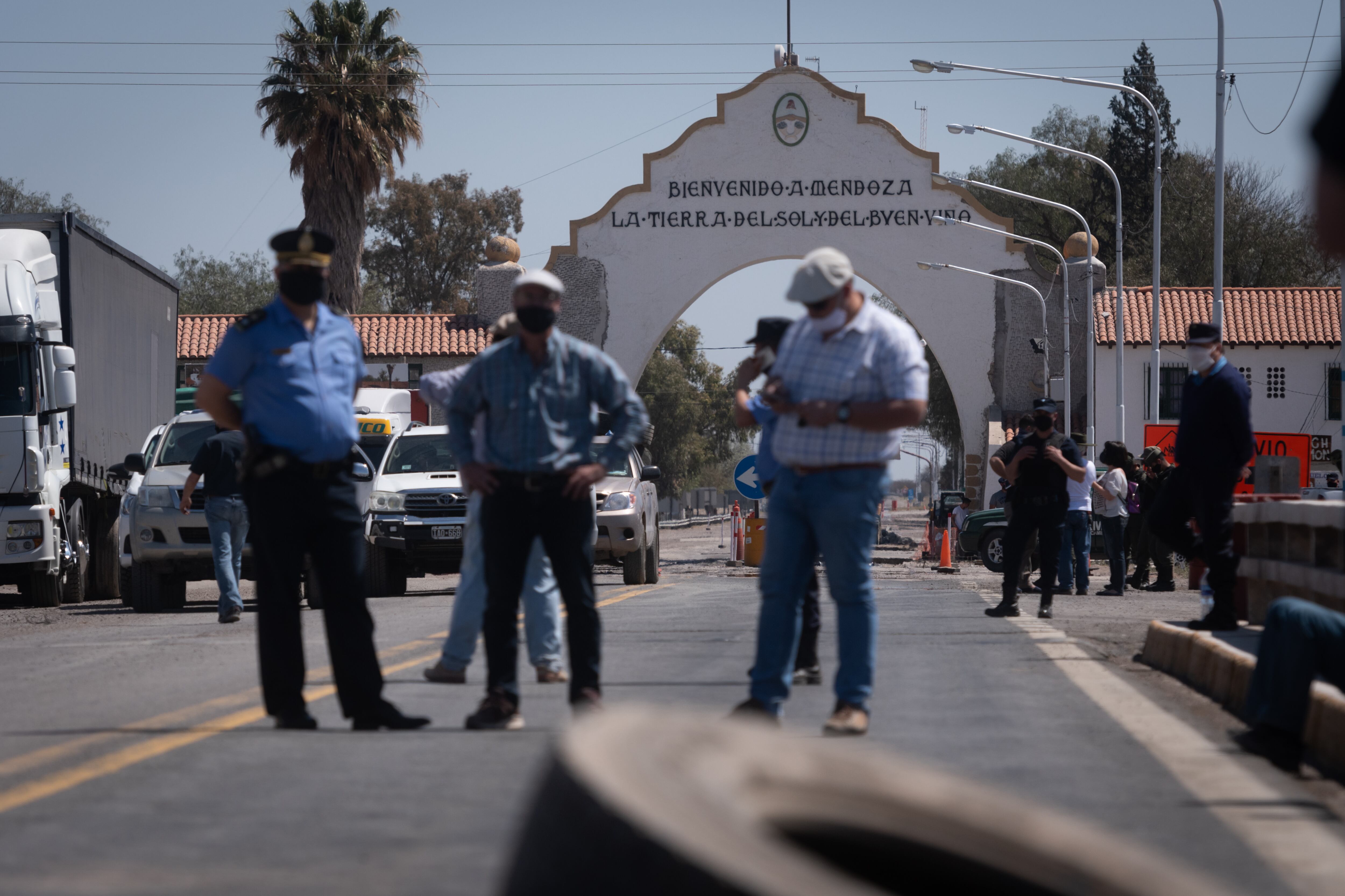 Con el Arco Desaguadero de fondo los productores se mantenían en la ruta.