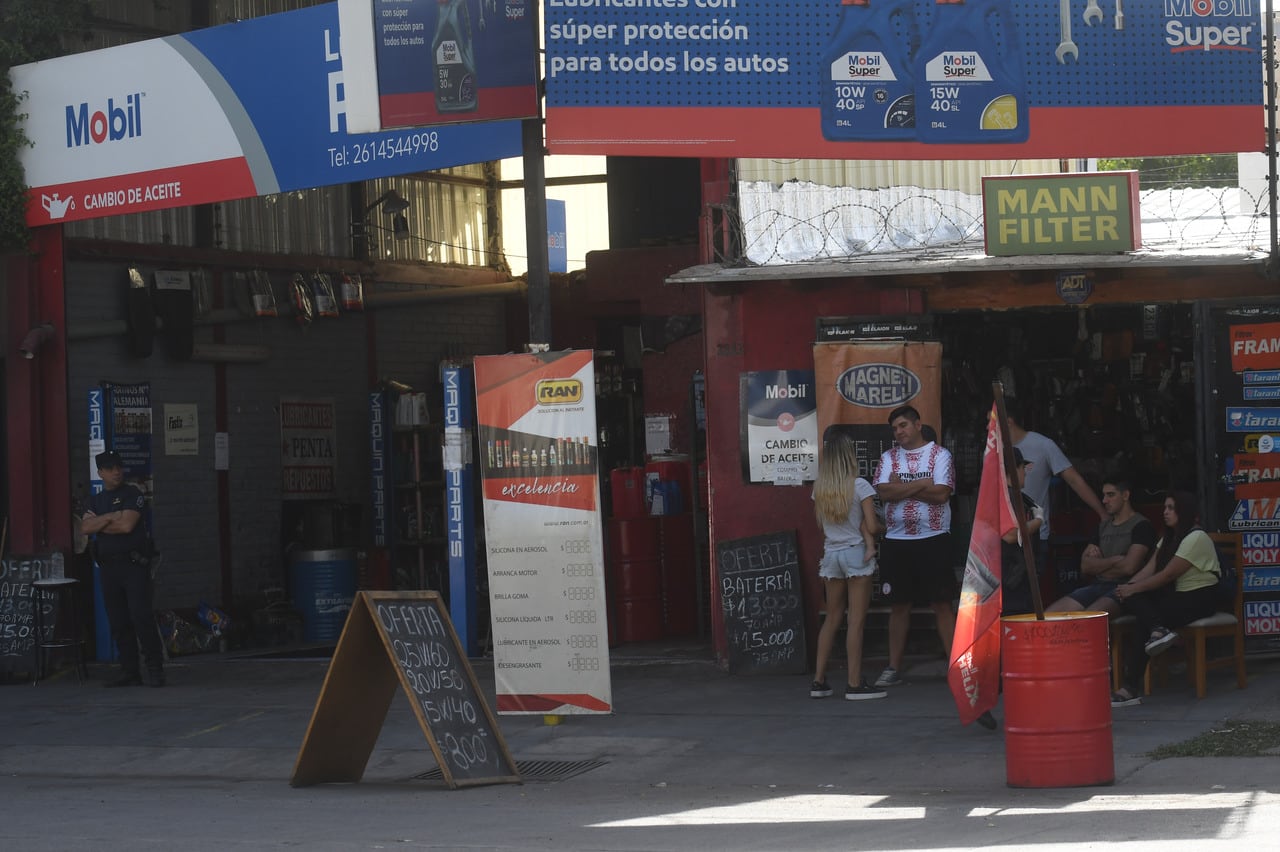 Dueño de un lubricentro ubicado en calle Mitre casi Mathus Hoyos de Guaymallén fue asesinado de un disparo cual resistirse a un asalto.
Foto: José Gutierrez / Los Andes