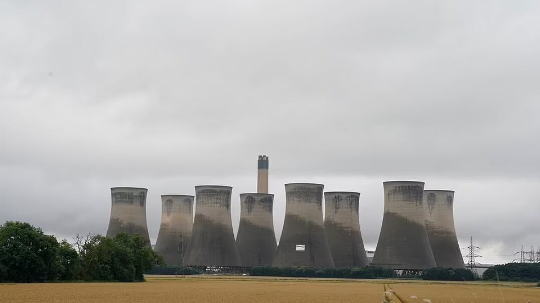 Esta estación de fuerza motriz -que cuenta con un total de ocho torres- fue clausurada durante el 2018. El domingo fueron destruidos completamente, cuatro de estas torres de más de 11.000 toneladas de hormigón armado.