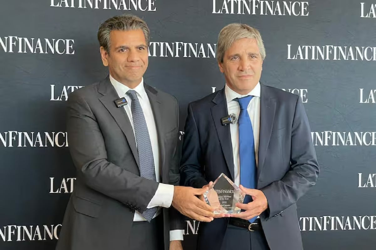 Luis Caputo recibe el premio como "ministro de finanzas del año" por parte del CEO de LatinFinance, Taimur Ahmad / Gentileza