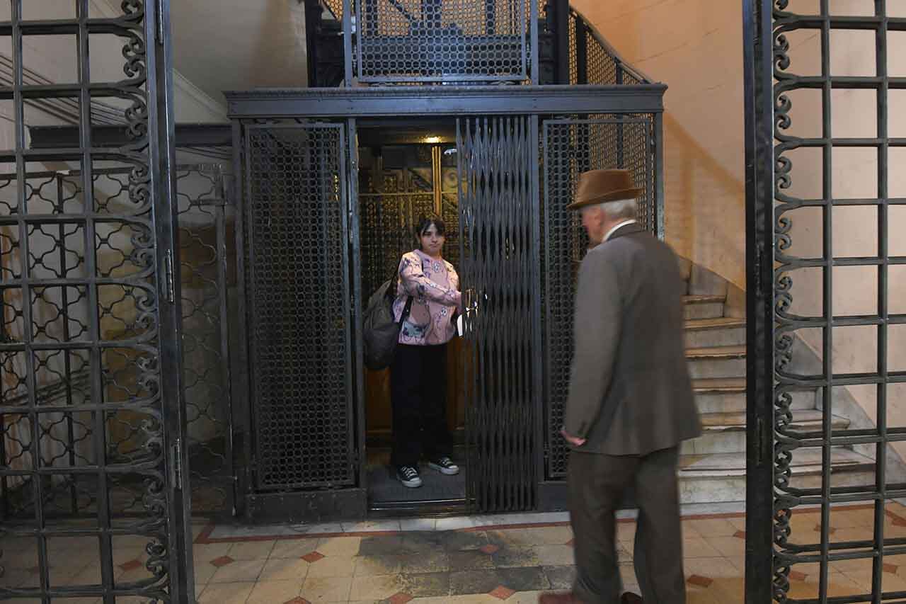 Comenzarán a restaurar vitrales, proyectan un restaurante en la terraza y un café temático dentro de la galería del Pasaje San Martín, ubicado en San Martín y Peatonal Sarmiento de Ciudad y tambien restaurarán los tres ascensores ingleses
Foto:José Gutierrez / Los Andes