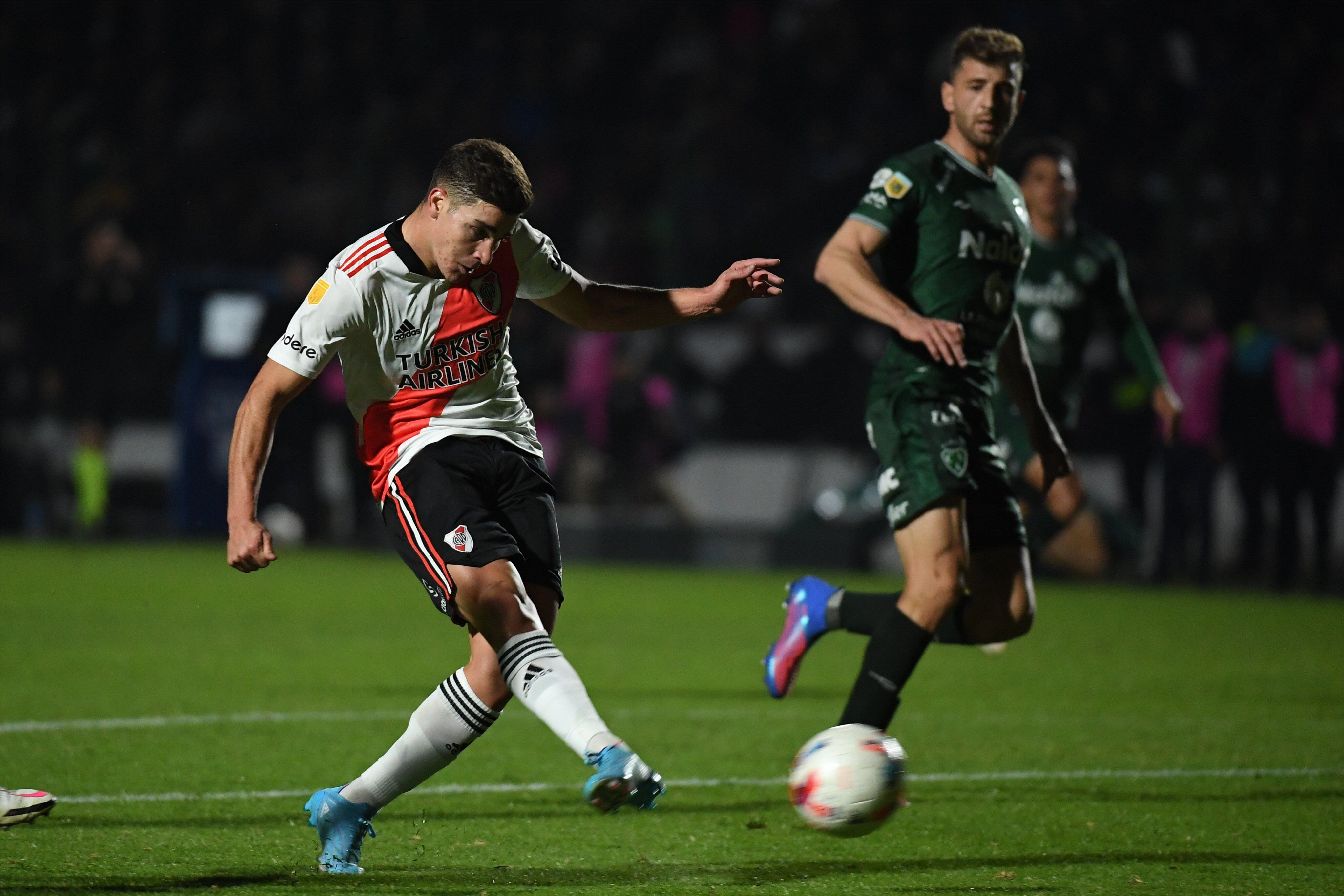 Julián Álvarez anotó un hattrick para River.