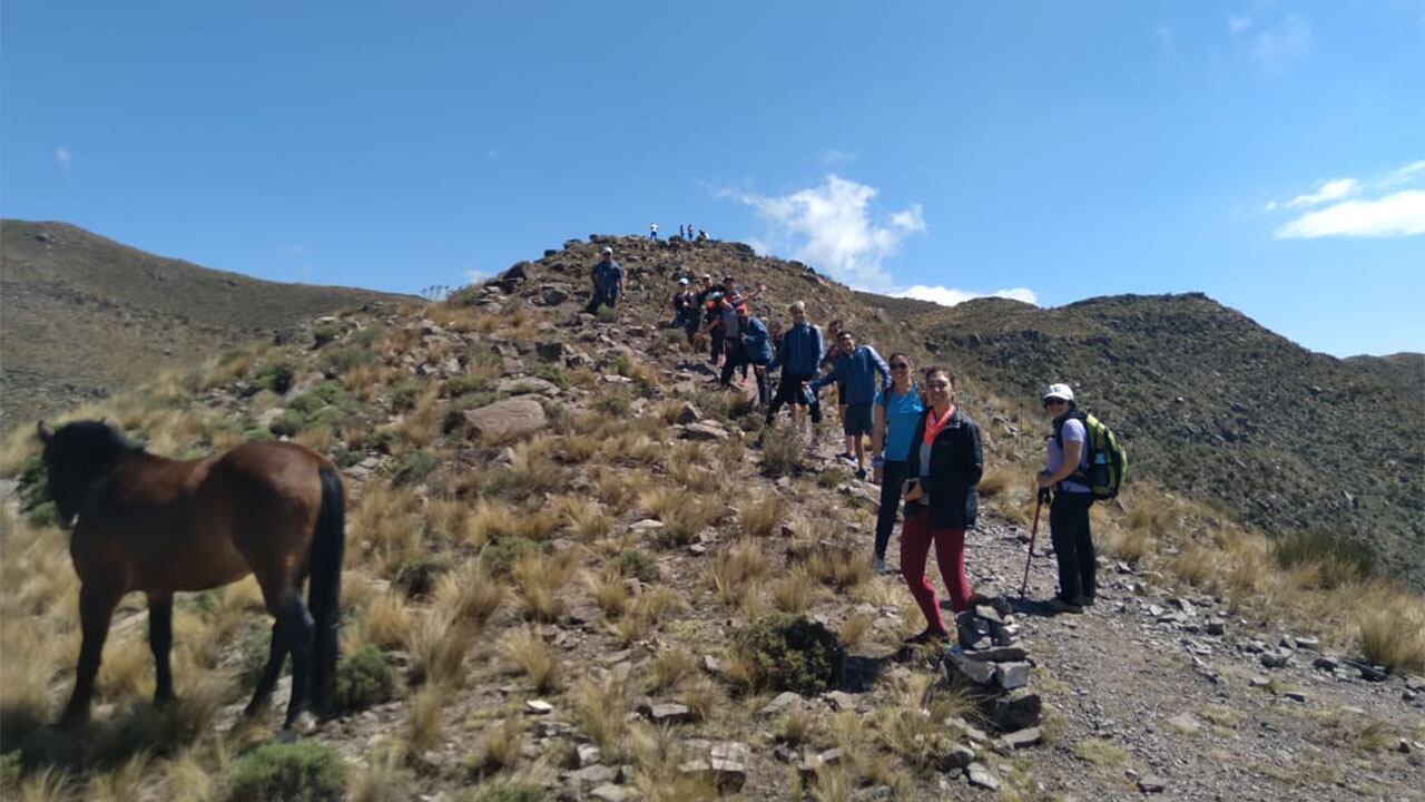 El Gateado, el cerro que nos invita a recorrer el piedemonte