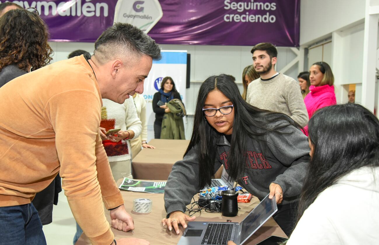 El intendente Marcos Calvente visitó  la Muestra Departamental de Mendoza Futura, realizada en el Centro Cívico de Puente de Hierro.