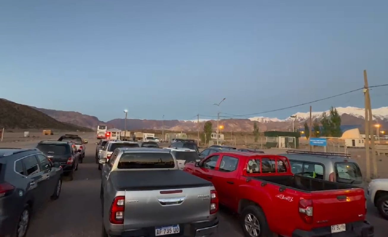 Demoras y filas de vehículos en Uspallata ante la reapertura del paso Cristo Redentor. En la foto, la barrera en el ACI de Uspallata. (Prensa Gendarmería Nacional)