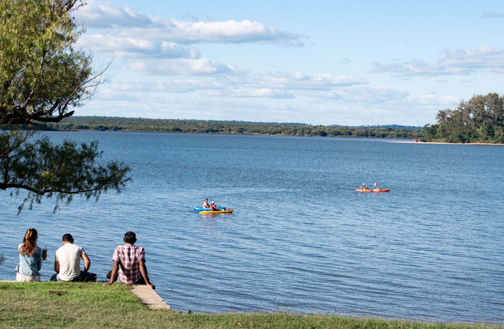 Las islas del río Uruguay, algunas bajo jurisdicción argentina y otras en territorio uruguayo, son una escapada muy disfrutable si vinimos a conocer la encantadora capital del turismo entrerriano. Foto: Secretaría de Turismo y Cultura de Colón.