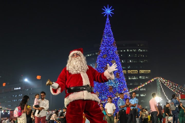 Carnaval previo a la Navidad en Mumbai, India, diciembre de 2024. Foto: EFE