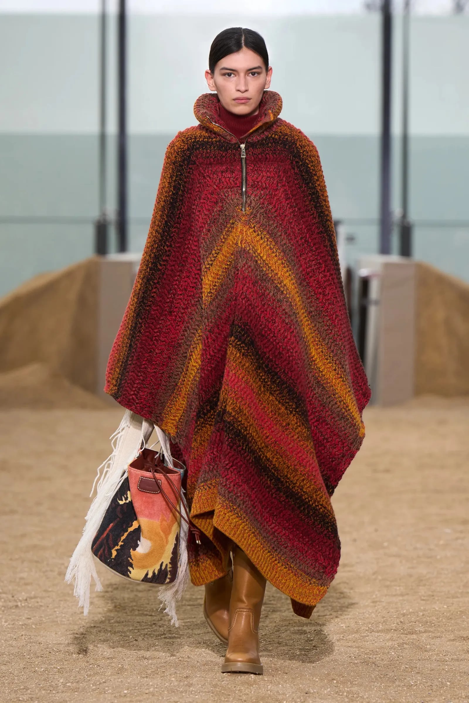 En la colección otoño - invierno 2022 de Chloé se presentaron los primeros ponchos boho chic de la manos de Hearst. 