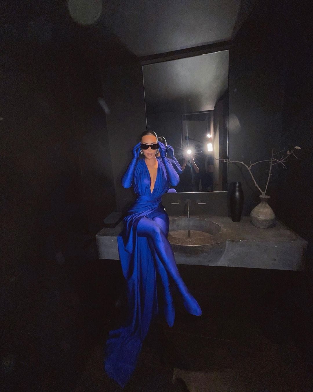 Kim Kardashian, una diva sensual con un total blue de Balenciaga