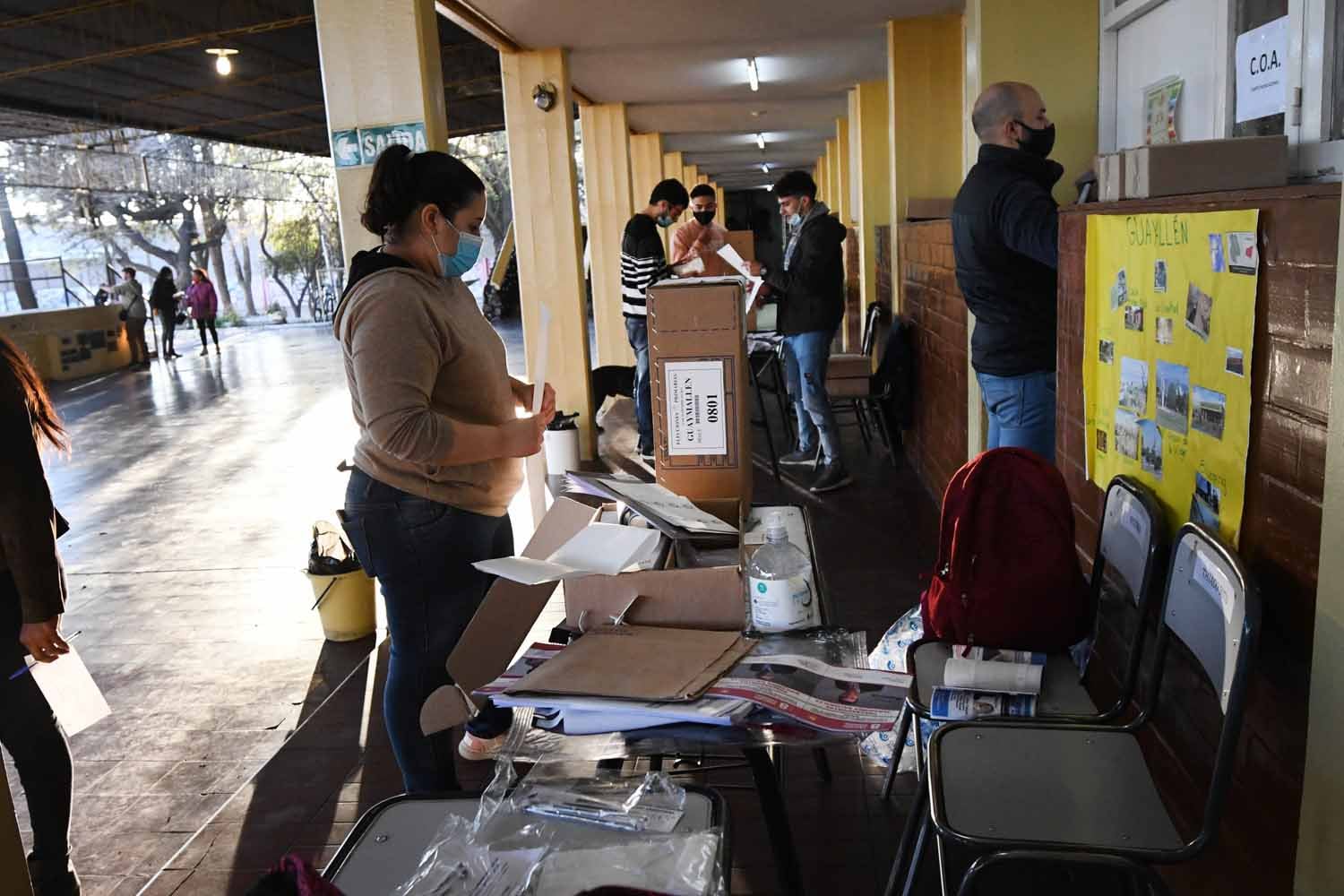 En la escuela Leandro Alem de Guaymallén, comienzan a preparar las boletas en el cuarto oscuro para empezar con las elecciones.
Foto: José Gutierrez