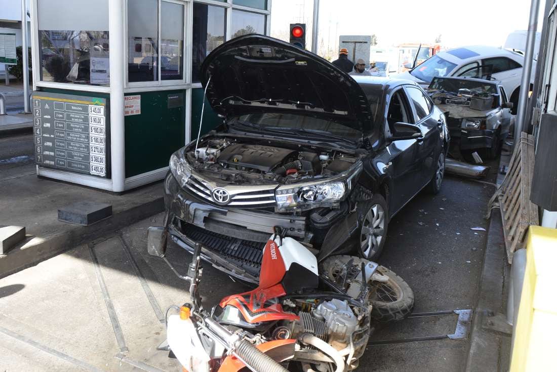 AUTOVÍA CÓRDOBA-RÍO CEBALLOS. Choque múltiple en el peaje de la ruta E-53 (José Gabriel Hernández/La Voz).