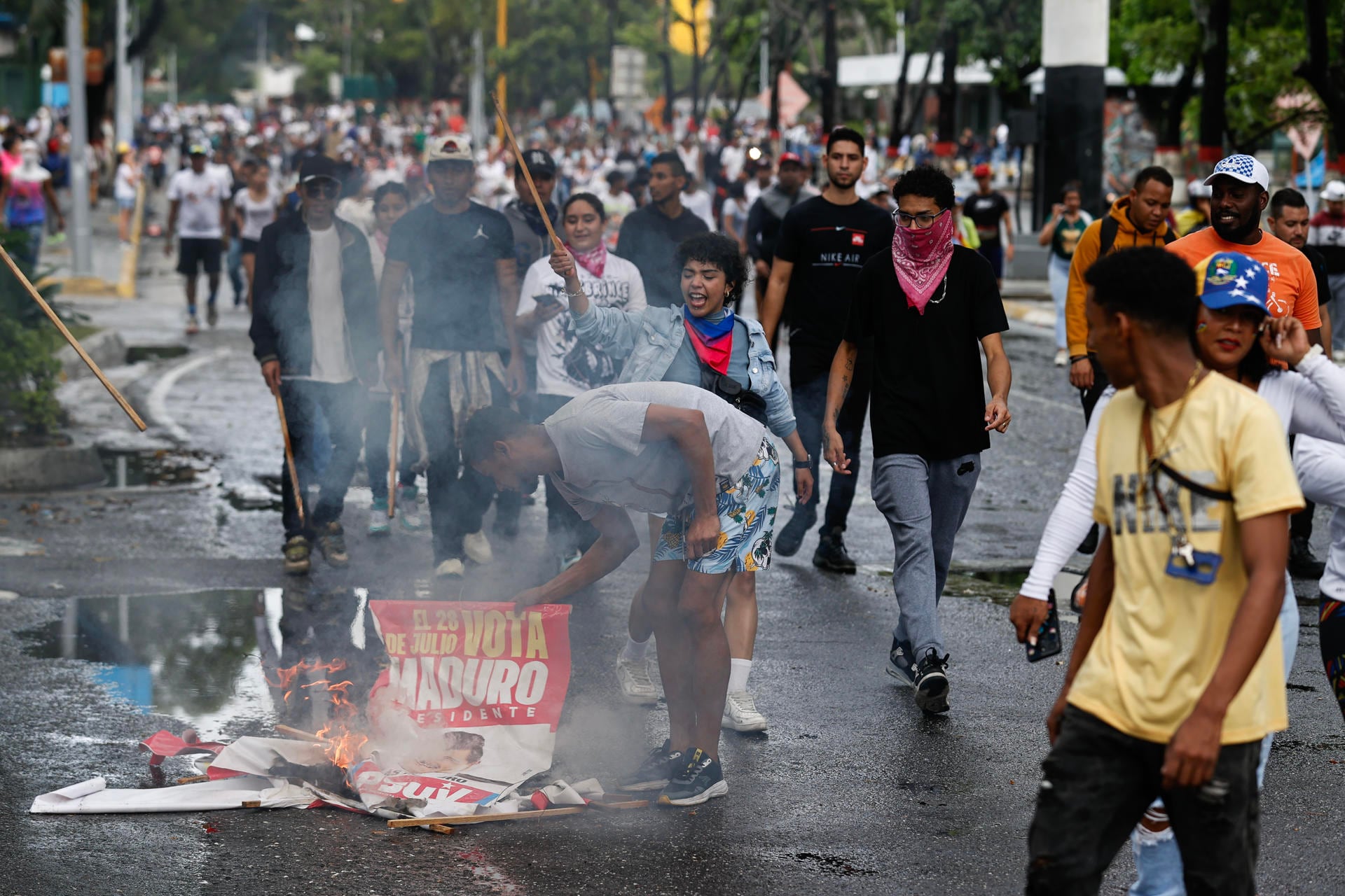 Personas recorren las calles durante una protesta por los resultados de las elecciones este lunes, en Caracas (Venezuela). Protestas en Caracas luego de que el Consejo Nacional Electoral (CNE) proclamara a Nicolás Maduro como presidente reelecto de Venezuela, tras los comicios celebrados este 28 de julio. Foto: EFE/ Henry Chirinos