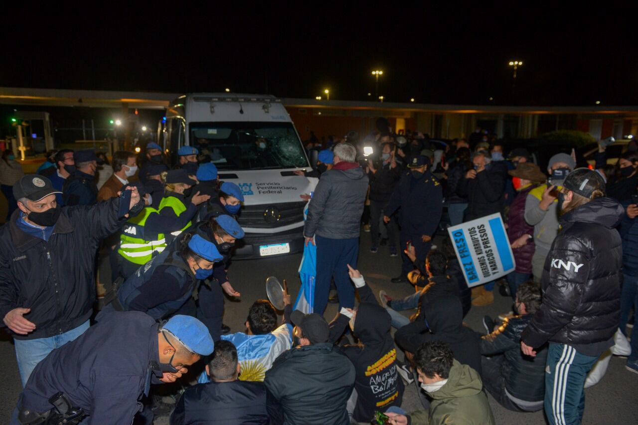 La camioneta que lleva a Lázaro Báez a su casa no pudo entrar al barrio privado por una protesta de vecinos.