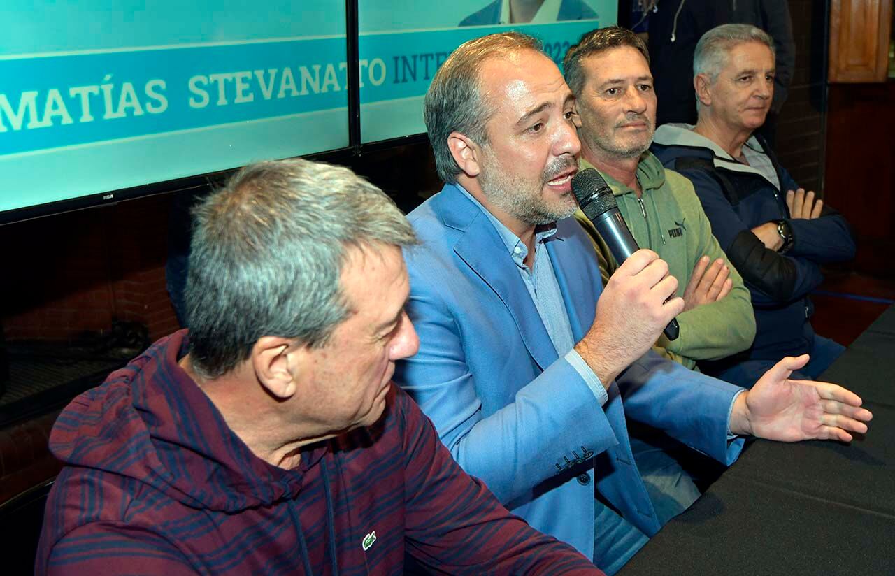 PASO municipales de Mendoza Los hermanos Alejandro y Adolfo Bermejo junto a Matías Stevanato y "Chiqui" García en el búnker maipucino.Foto: Orlando Pelichotti
