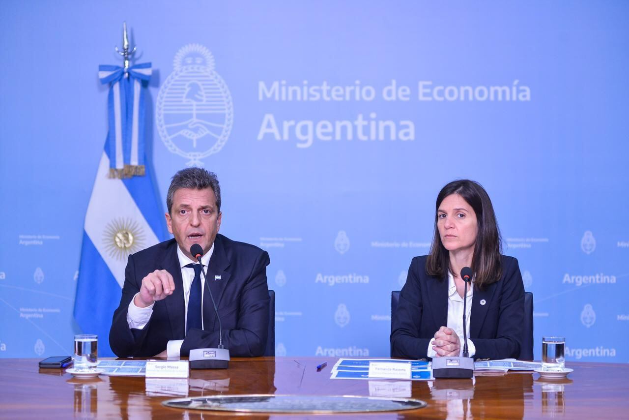 El ministro de Economía de la Nación, Sergio Massa, y la directora ejecutiva de ANSES, Fernanda Raverta, anunciaron un aumento de 23% para jubilados, a días de las PASO. Foto: Prensa Ministerio de Economía