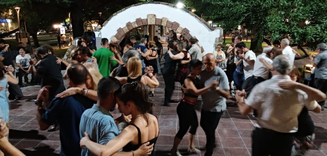 Esta modalidad se expande en toda la provincia cientos de parejas disfrutan cada fin de semana del encuentro popular.